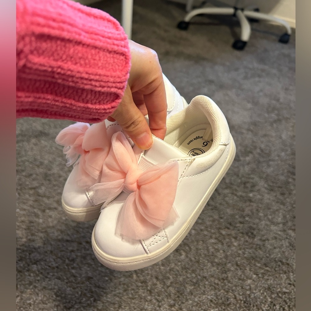 Adorable toddler girl shoes with bow size 6